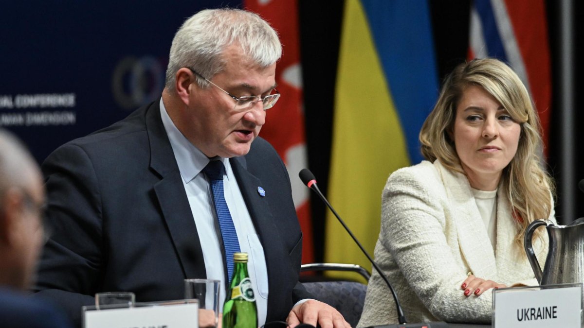 La ministra de Relaciones Exteriores de Canadá, Melanie Joly (der) y el ministro de Relaciones Exteriores de Ucrania, Andrii Sybiha (iz), durante la reunión inaugural de la 'Conferencia Ministerial sobre la Dimensión Humana de la Fórmula de Paz de 10 Puntos de Ucrania' en Montreal, Canadá, el 30 de octubre de 2024. EFE/EPA/GRAHAM HUGHES
