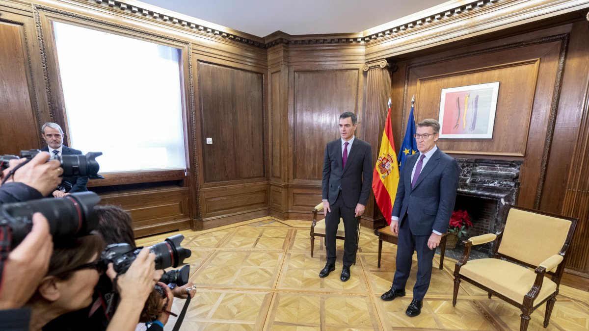 Archivo - El presidente del Gobierno, Pedro Sánchez (i), y el líder del PP, Alberto Núñez Feijóo (d), posan para los medios de comunicación, durante una reunión, en el Congreso de los Diputados, a 22 de diciembre de 2023, en Madrid (España).