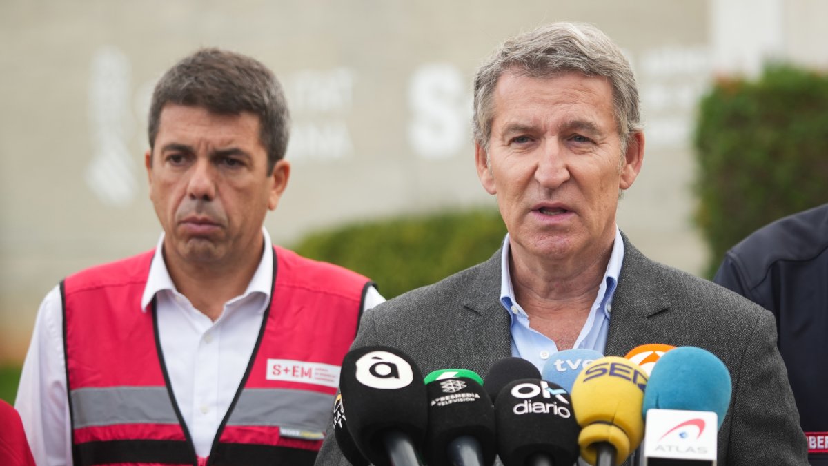 El presidente de la Generalitat Valenciana, Carlos Mazón (i) y el presidente del Partido Popular, Alberto Núñez Feijóo (d), ofrecen declaraciones a los medios tras su visita al Centro de Coordinación de Emergencias de la Comunitat Valenciana, junto al , a