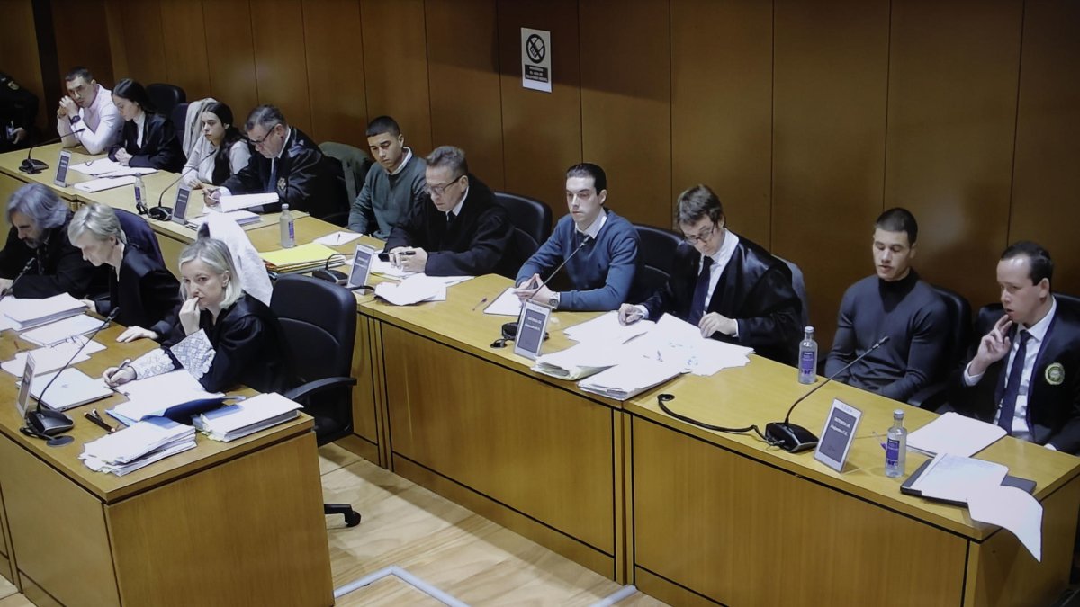 Imagen tomada al circuito de televisión que suministra el TSXG de los acusados, acompañados por sus abogados, durante la sesión de este jueves del juicio por el asesinato de Samuel Luiz. EFE/Cabalar