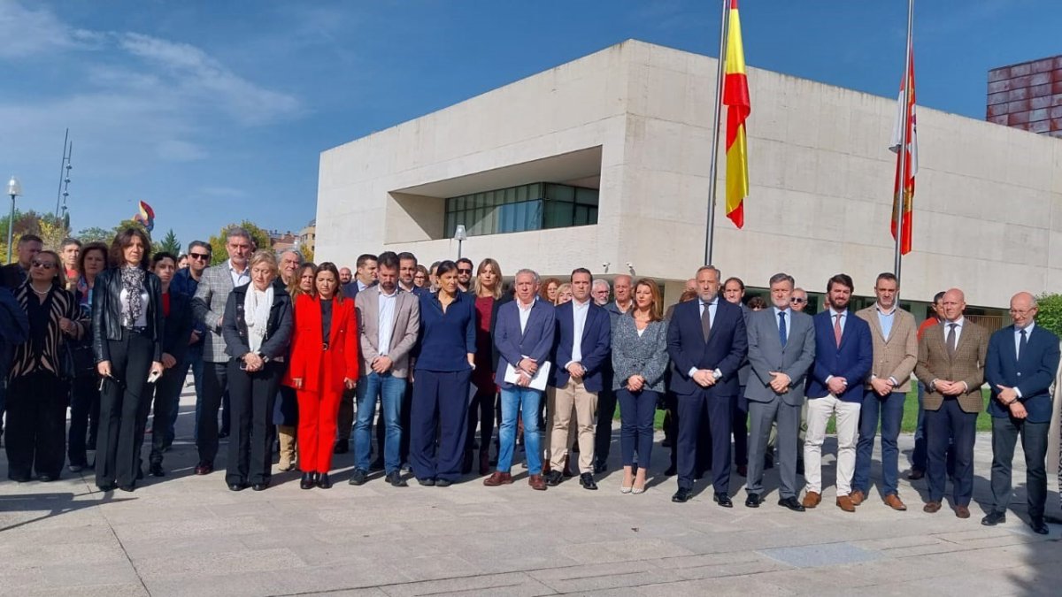 Pollán encabeza el minuto de silencio guardado en las Cortes de Castilla y León en memoria de las víctimas de la DANA