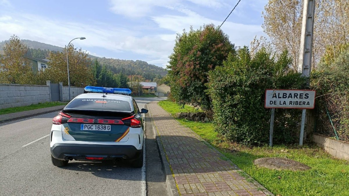 Coche de la Guardia Civil en Albares de la Ribera.