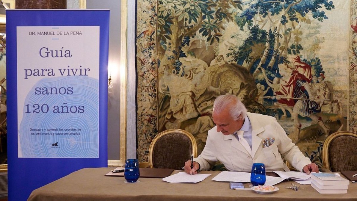El Dr. Manuel de la Peña en la presentación de su libro