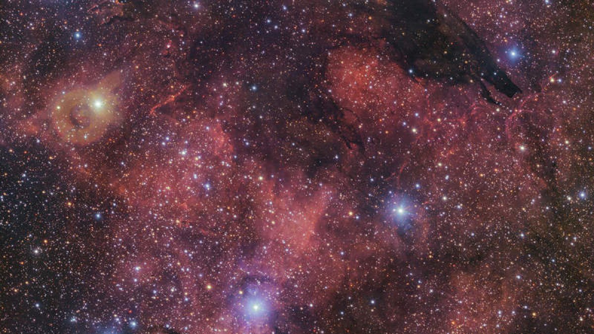 Imagen captada por el telescopio en la que se ven las  sombras que parecen la cara de un lobo.  EFE