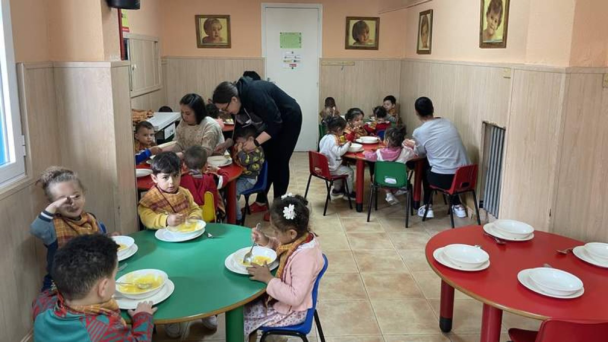 Varios menores durante la hora de la comida en el centro infantil Hogar de la Esperanza de León.  DL