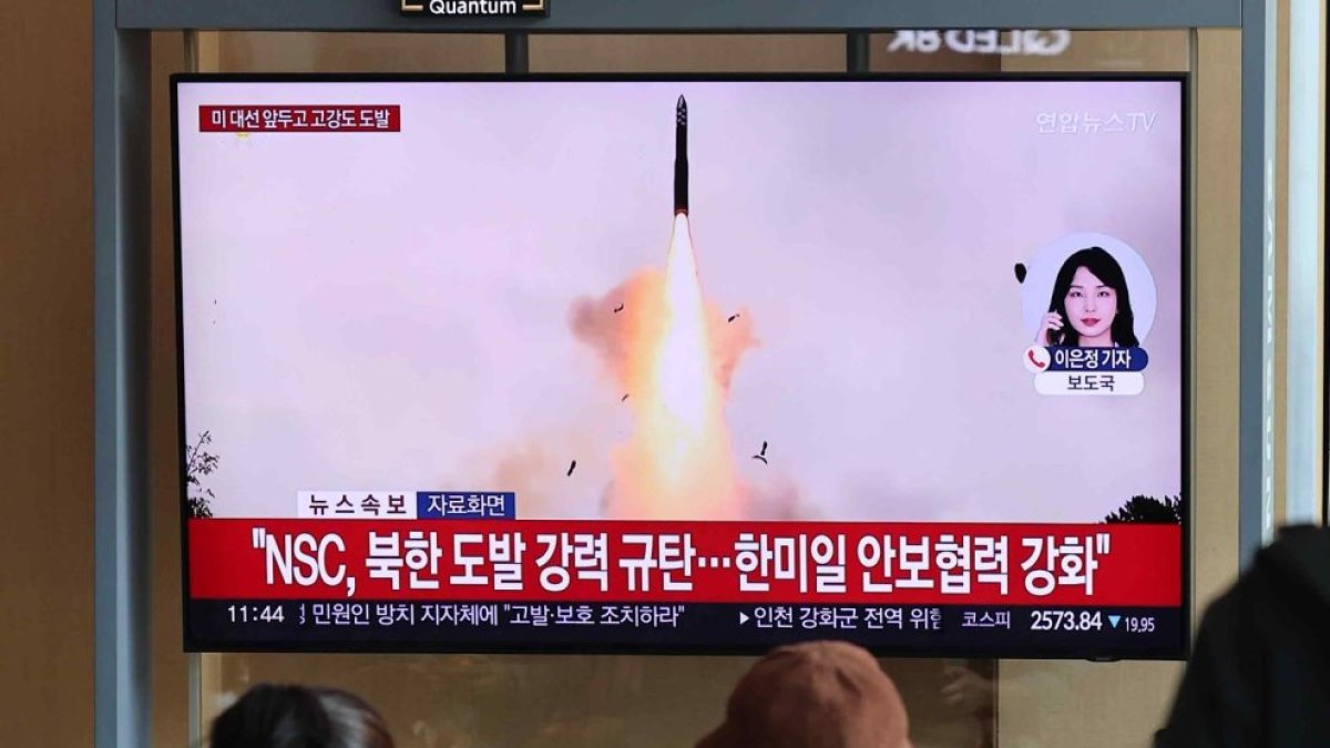 Varias personas ven las noticias sobre el lanzamiento por parte de Corea del Norte de un nuevo misil balístico intercontinental de combustible sólido en la estación de Seúl, Corea del Sur, el 31 de octubre de 2024