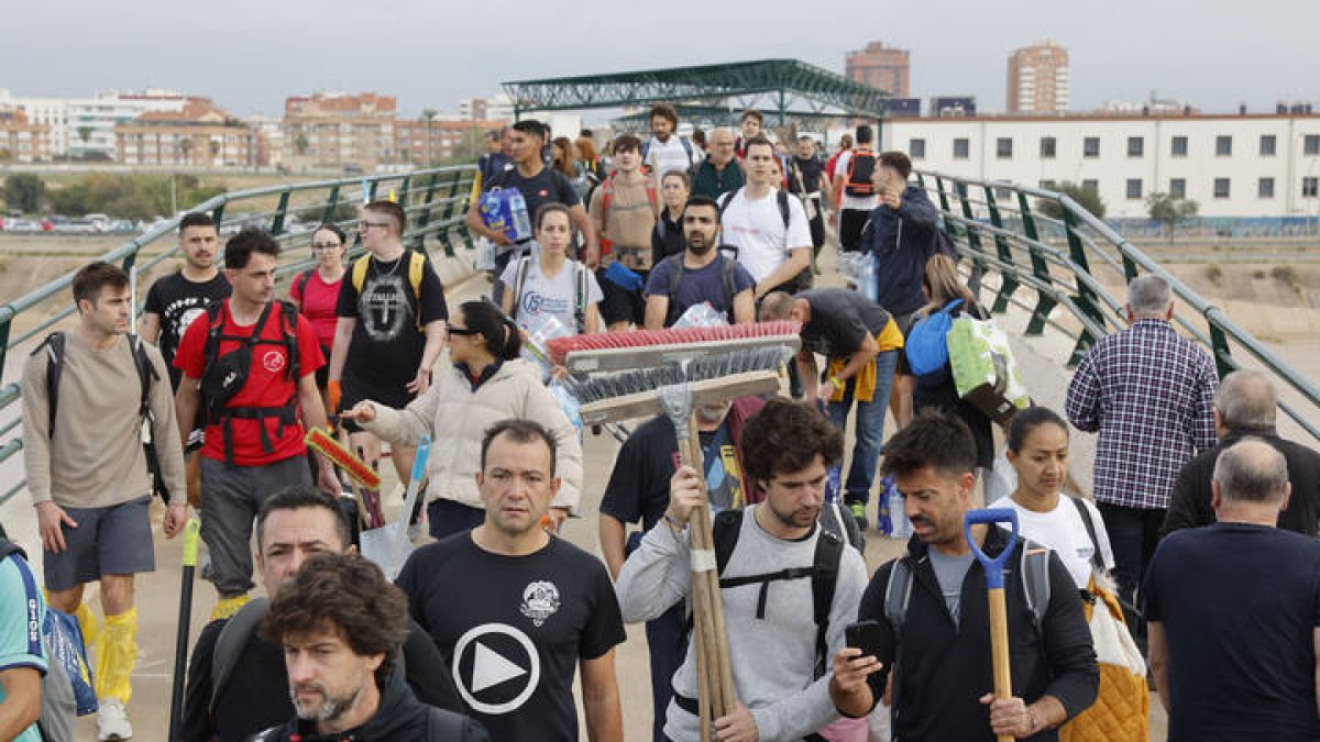 Miles de personas se desplazan desde Valencia a La Torre para ayudar a los afectados por las inundaciones causadas por la Dana, este viernes.