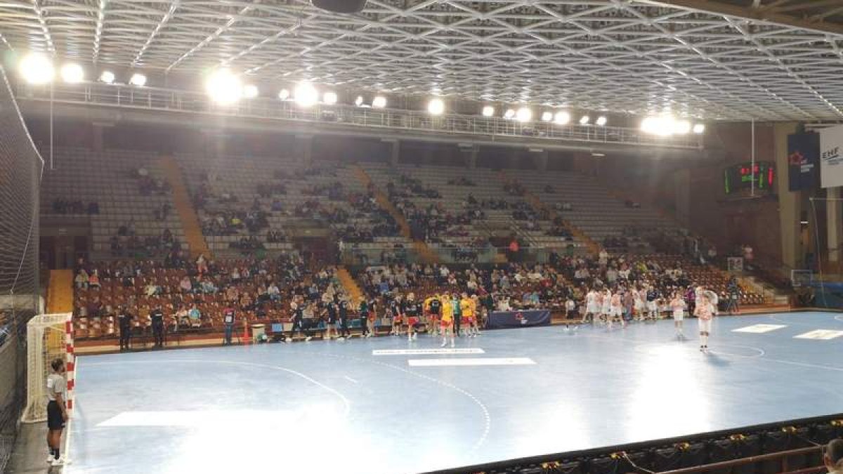 El pasado martes, el Palacio de Deportes presentó una de sus peores entradas en años con solo 1.359 espectadores para ver el Ademar-GOG.  DL