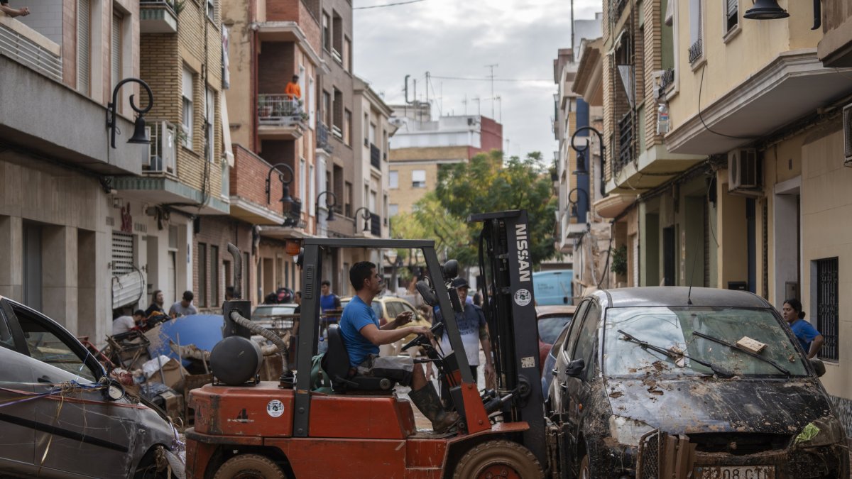 Imagen de una de las calles deoladas tras la riada.