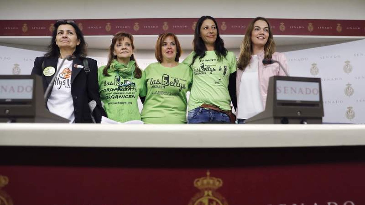 Imagen de algunas representantes de las camareras de piso.  JUAN CARLOS HIDALGO