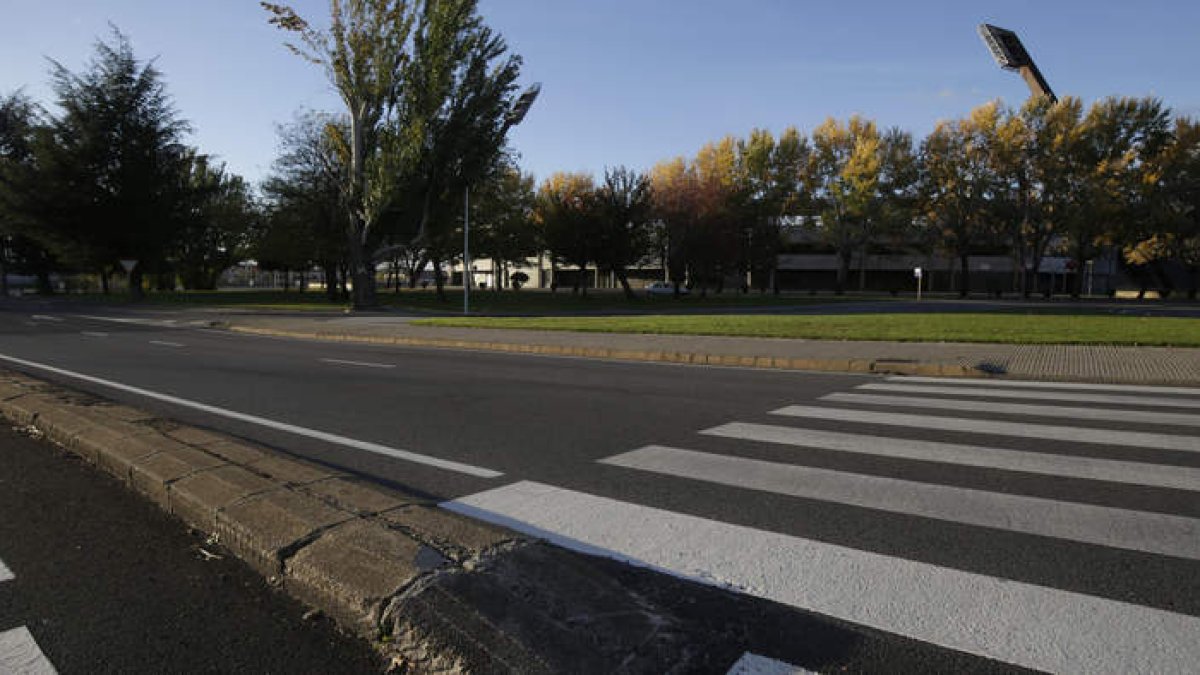 La valla se instalará sobre la mediana que divide los dos sentidos de circulación en la avenida Fernández Ladreda.  FERNANDO OTERO