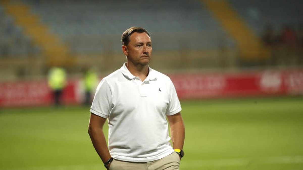 Raúl Llona, entrenador de la Cultural y Deportiva Leonesa.