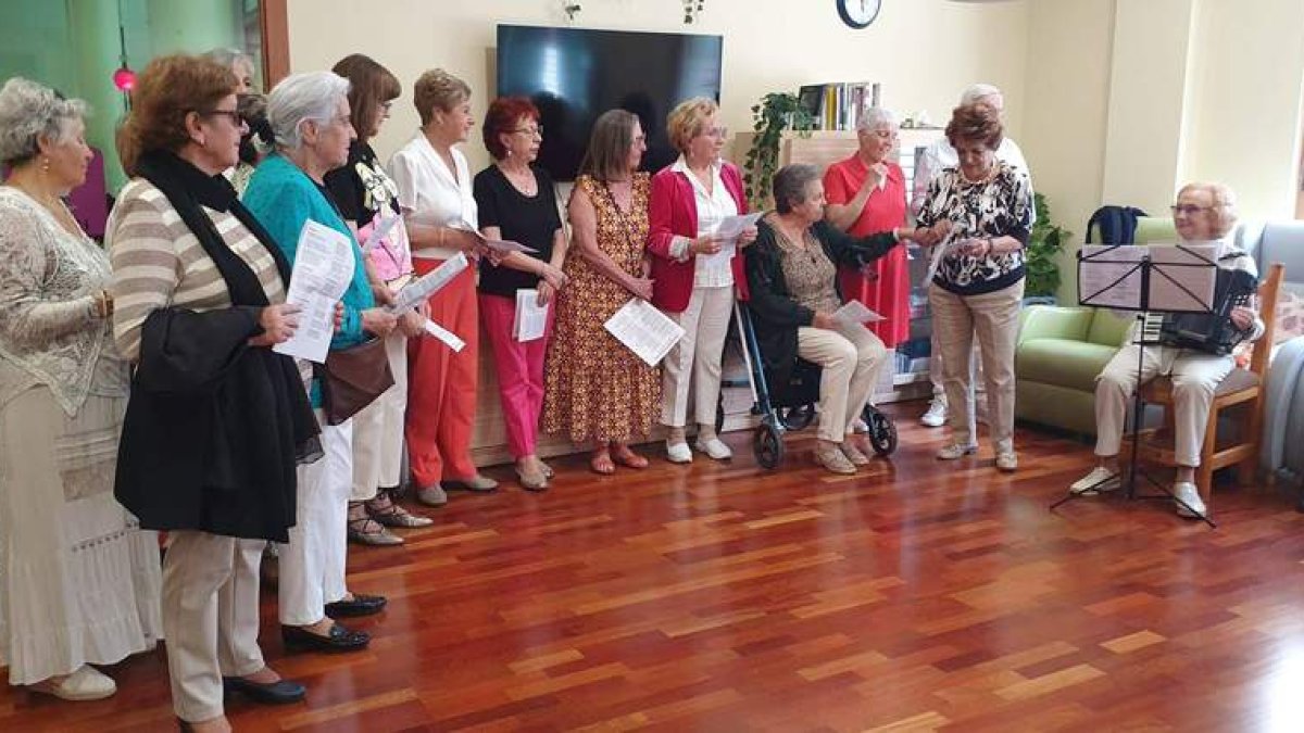 Una actuación del coro de la Asociación de Amigos Camino de Santiago.  DL