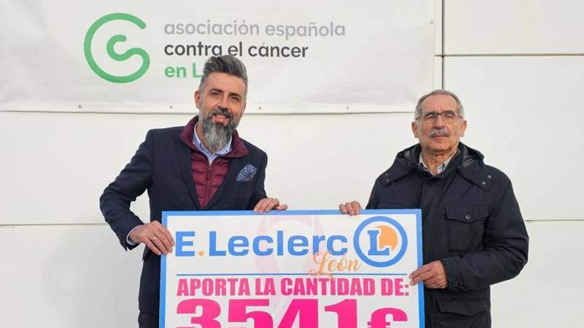 Emilio Seijo entrega el cheque a Estanislao de Luis Calabuig.  DL