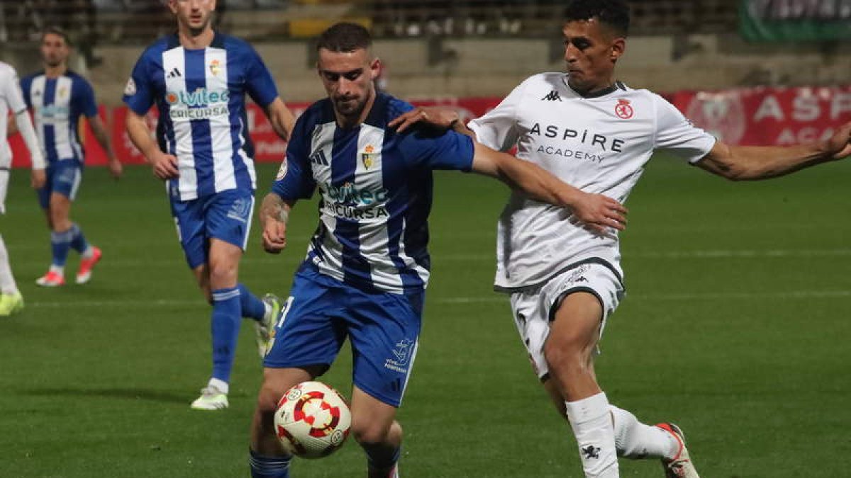 Cortés es una de las varias dudas que tiene Javi Rey para afrontar el choque de mañana.  ANA F. BARREDO