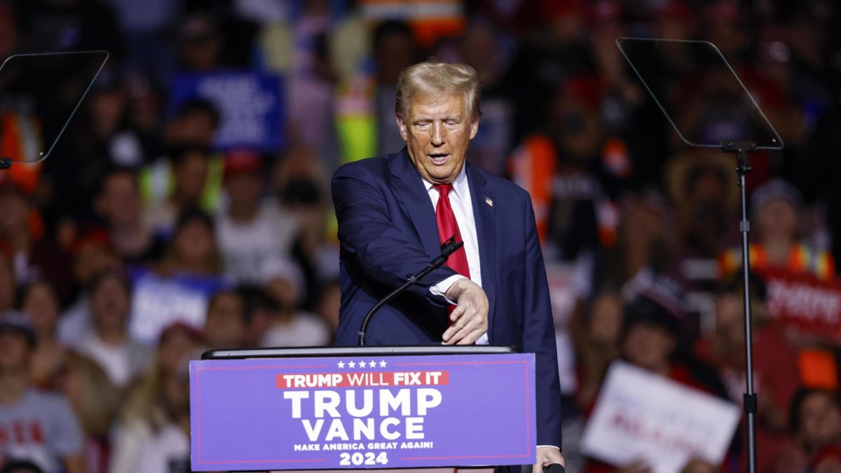 El candidato presidencial republicano Donald J. Trump habla durante un evento de campaña en el Fiserv Forum en Milwaukee, Wisconsin, EE. UU., el 01 de noviembre de 2024. EFE/EPA/JEFFREY PHELPS