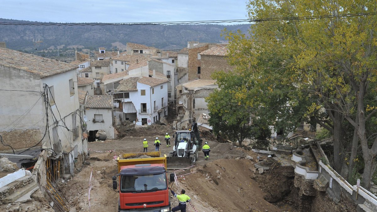 Operarios preparan el terreno para mejorar el acceso a la zona más afectada de Letur, en la provincia de Albacete, este sábado. EFE/ Manu