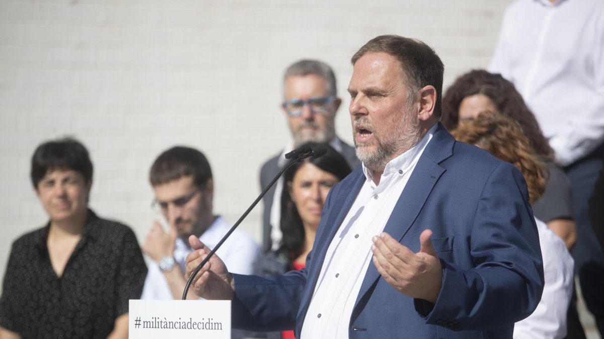 Oriol Junqueras, que aspira a recuperar la presidencia de ERC en el congreso que celebrará el partido el 30 de noviembre, y Elisenda Alamany, candidata a la secretaría general de los republicanos, durante la presentación del equipo completo que compone su candidatura, 