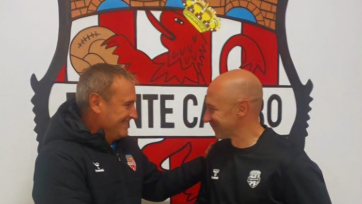 El presidente del Puente Castro, José Ramón Rodríguez, da la bienvenida a Javi Díez al club arlequinado.