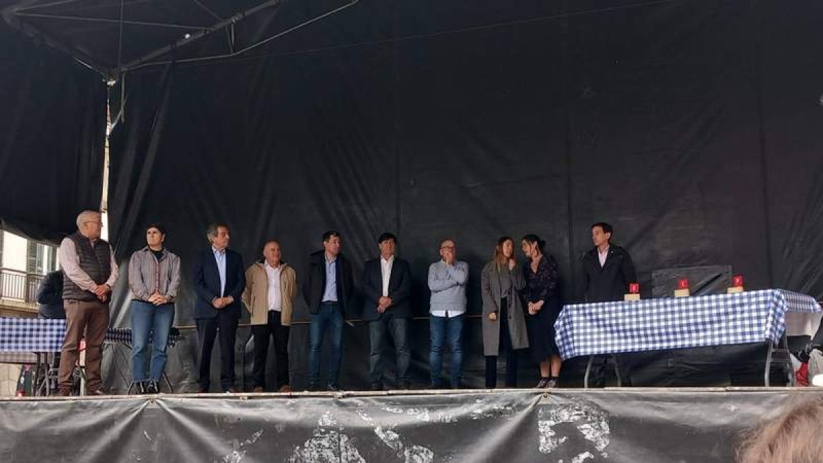 Alcaldes de Alconchel (Badajos), El Burgo Ranero y Gernika, en la entrega de premios de la feria. DL