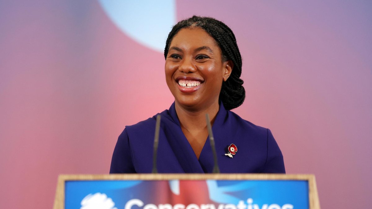La nueva líder del Partido Conservadorbritánico, Kemi Badenoch, pronuncia un discurso tras ser elegida en Londres. EFE/EPA/ANDY RAIN