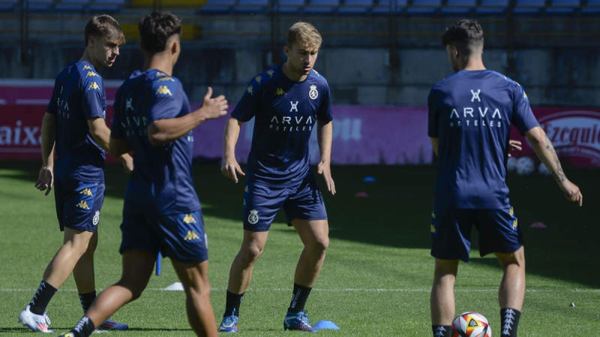 Rodri Suárez, de frente, entra en el once inicial ante la baja por sanción de Satrústegui.  FERNANDO OTERO