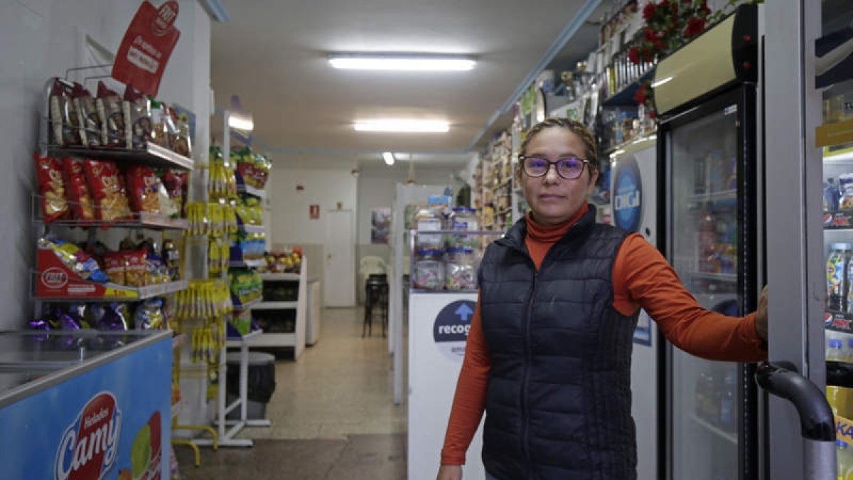 Jacqueline Rodríguez, en el locutorio que regenta donde ganan terreno la gastronomía de los países latinos y la recogida de los paquetes de Amazon. FERNANDO OTERO