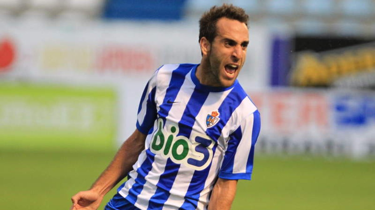 Celebración de Carlos Ruiz del gol que decidió el último Deportiva-Zamora CF en agosto del 2011. L. DE LA MATA