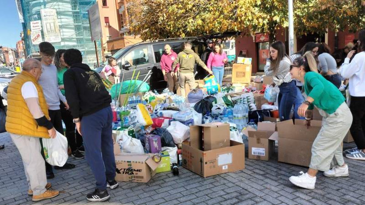 Recogida de alimentos y bienes de primera necesidad ayer, en el Arco de la Cárcel. ARGÜEYO