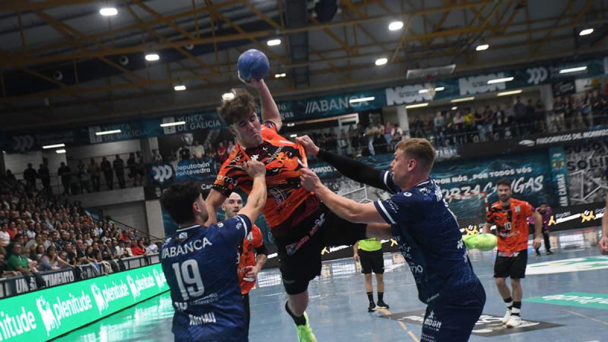 Carlos Álvarez, extremo del Ademar, debutará con los Hispanos esta próxima semana.  LOF