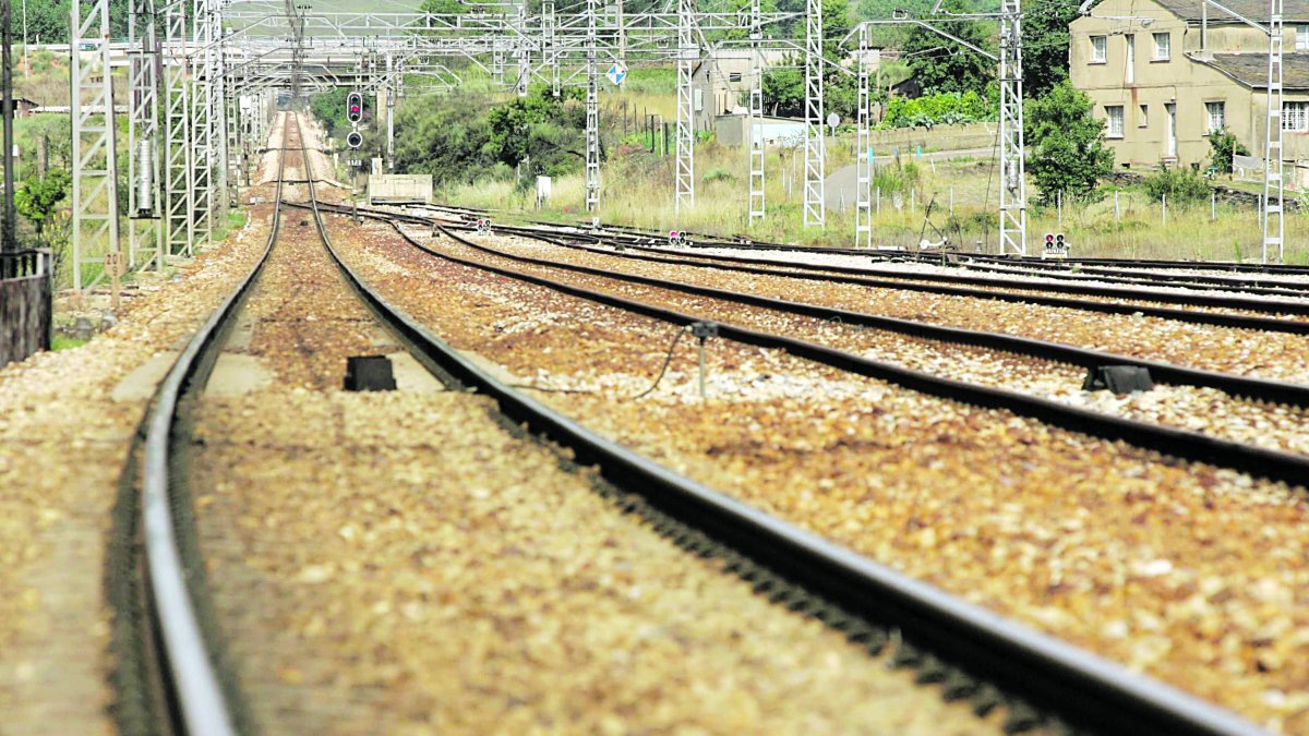 Continuidad de la vía tras superar el área de la estación de Brañuelas.