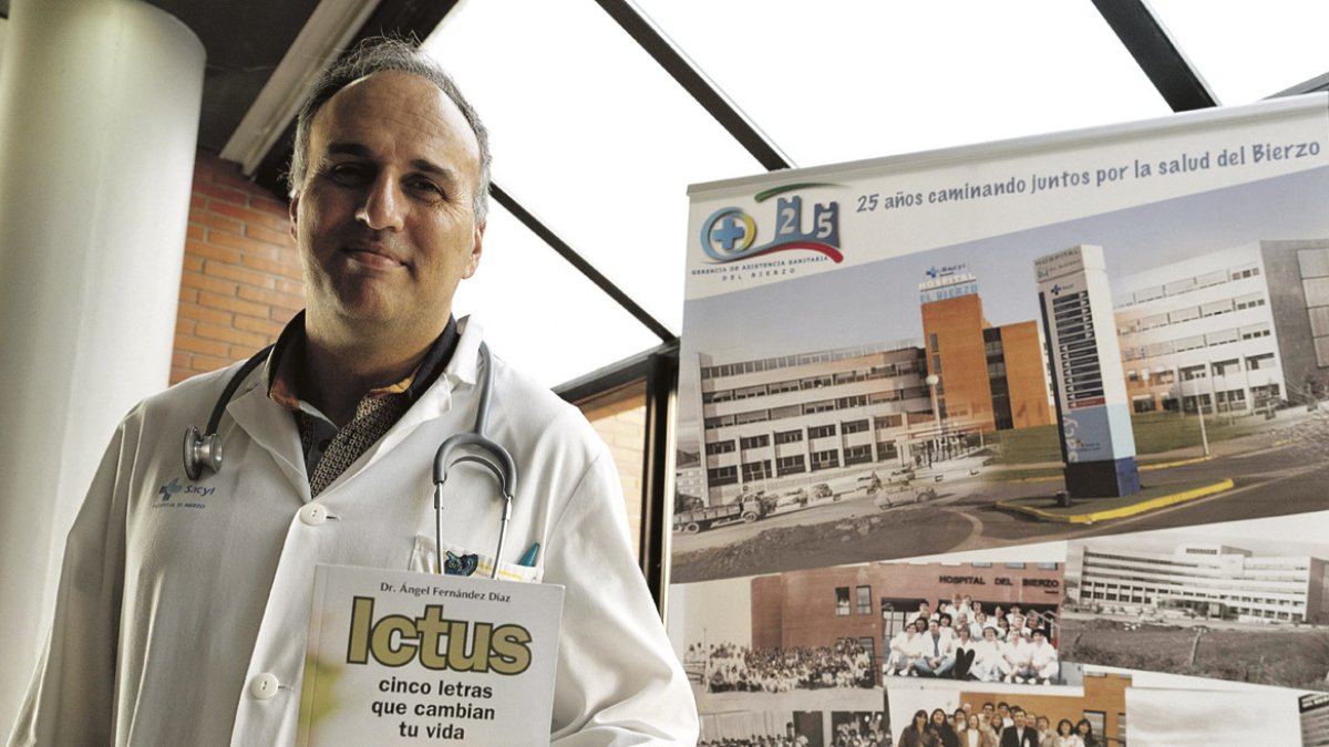 El neurólogo del Hospital del Bierzo, Ángel Fernández Díez, con el libro.