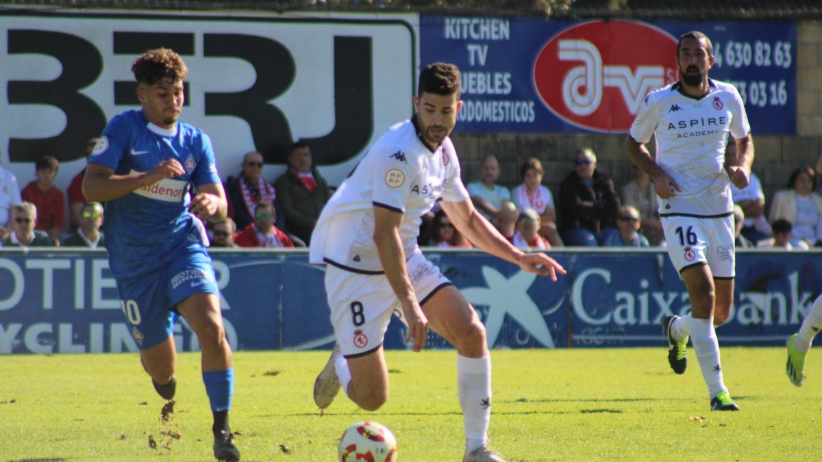 Barri se lleva el balón en un lance del partido ante el Amorebieta, con Sergi Maestre muy atento.
