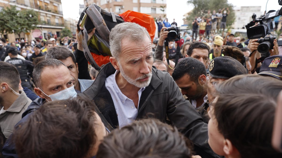 El rey Felipe habla con vecinos indignados, durante su visita a Paiporta este domingo. Gritos de 'fuera', así como lanzamiento de barro, recibieron a la comitiva de los Reyes de España