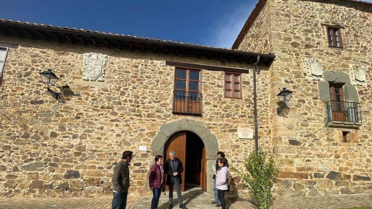 El delegado y la jefa del Servicio Territorial de Cultura en su visita al Torreón de los Pernía. DL