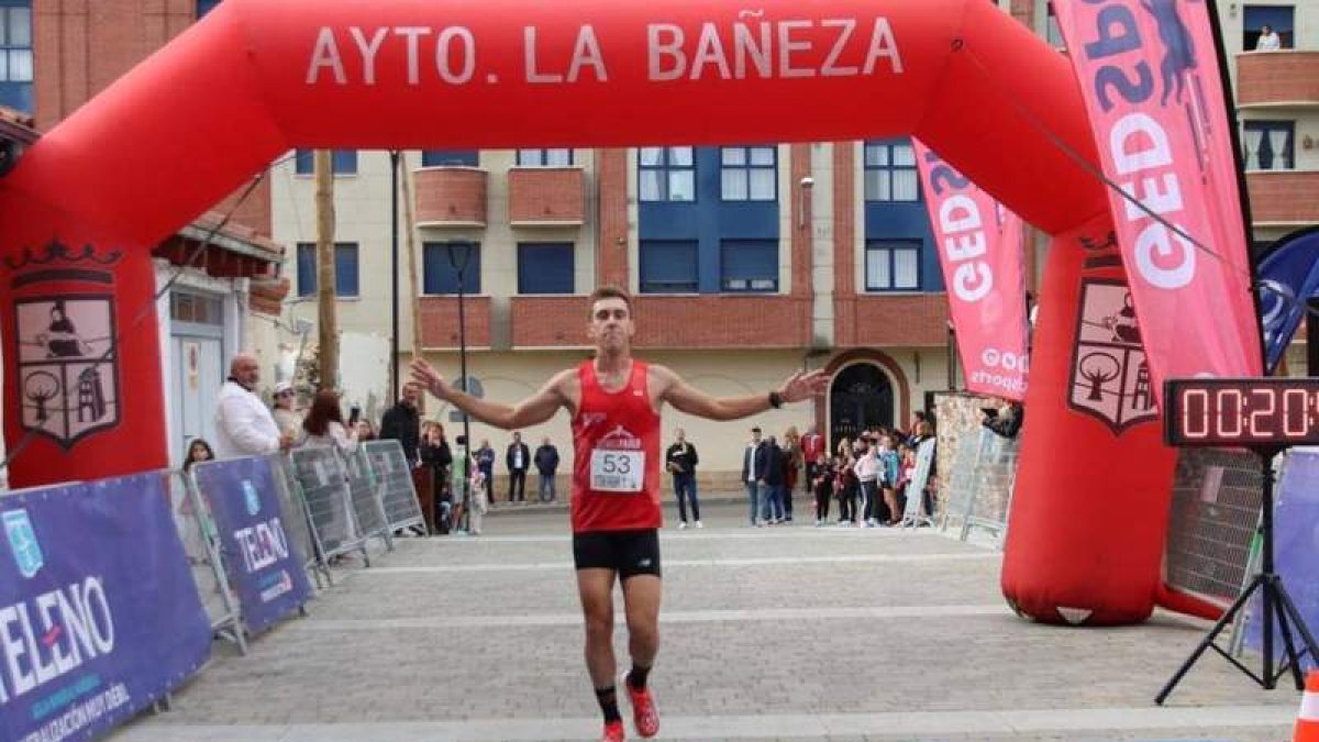 Christian cruzando la meta como vencedor.  CARLOS MANUEL ROCA