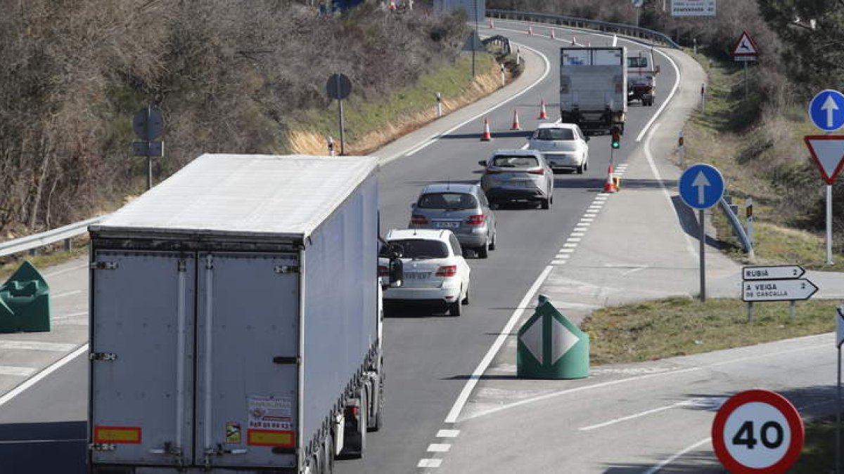 La carretera N-120 soporta en la actualidad numeroso tráfico rodado y la construcción de la autovía a Orense se ve más que necesaria. L. DE LA MATA