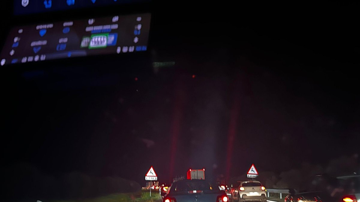 Imagen facilitada en la noche de este domingo por un conductor afectado por el atasco en la A-6, entre los kilómetros 357 y 361.
