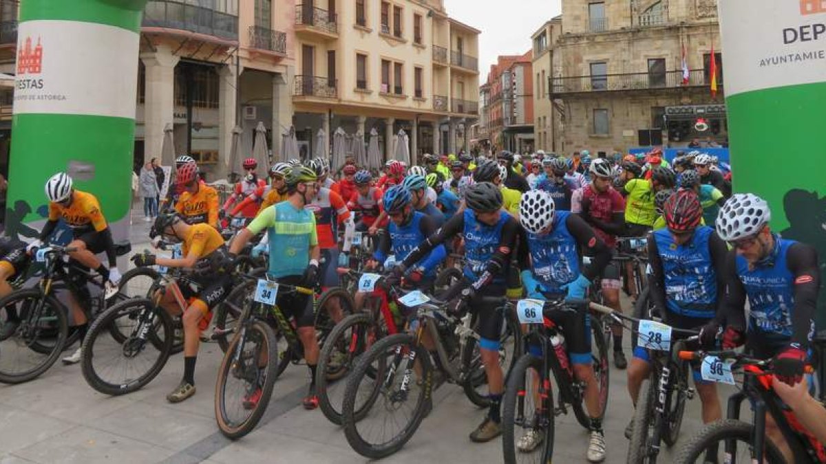 Momentos previos a la salida de la October Bike Astorga desde la plaza Mayor.  MARÍA CORDERO MATA