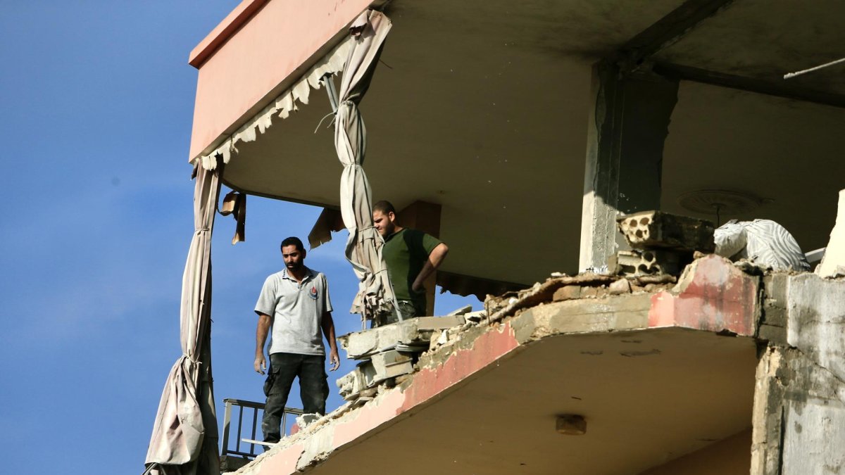 Dos hombres miran hacia un edificio destruido durante un ataque aéreo israelí en la ciudad sureña libanesa de Ghazieh, 03 de noviembre de 2024.
EFE/EPA/STR
