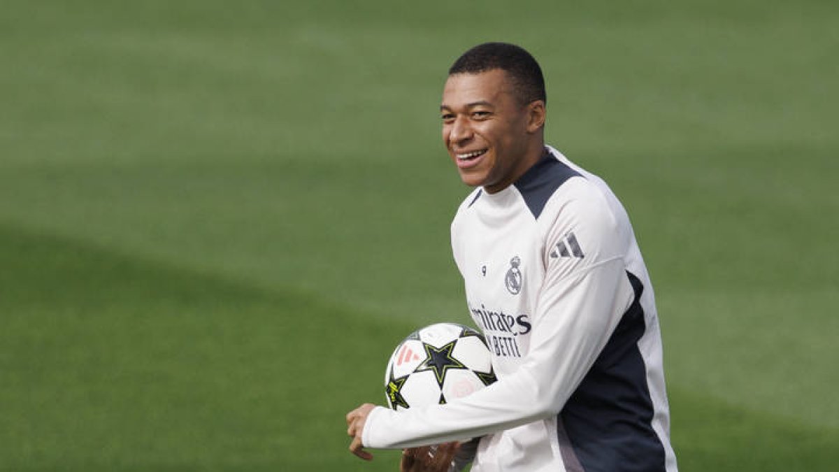 El jugador francés del Real Madrid, Kylian Mbappé, durante el entrenamiento del equipo en la Ciudad Deportiva de Valdebebas.