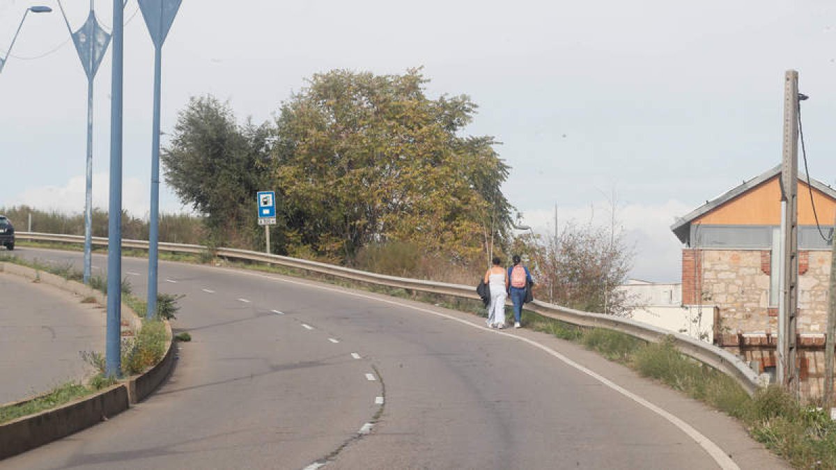 Los peatones cruzan el puente de Azorín por un mini-arcén que no ‘da la talla’ de seguridad. ÁNGELOPEZ