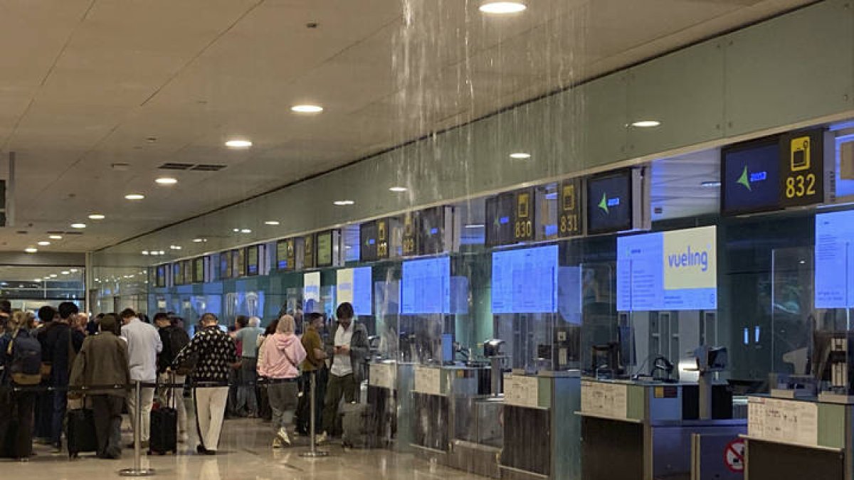 Goteras en el aeropuerto de El Prat en Barcelona este lunes.