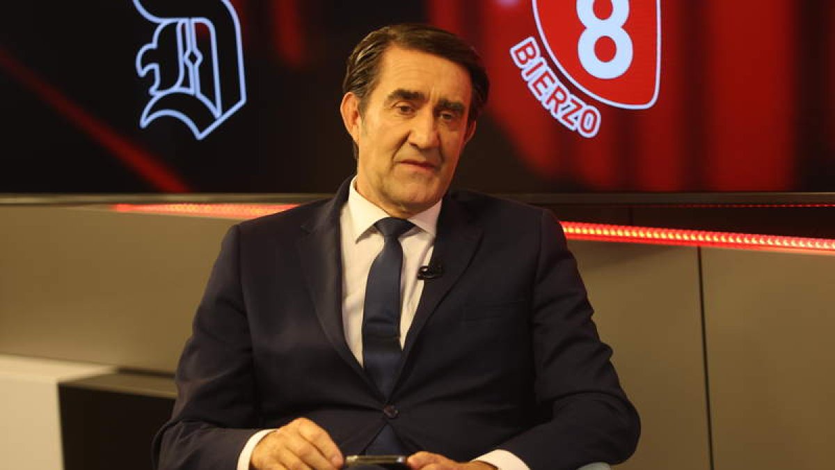 Juan Carlos Suárez-Quiñones, anoche, en la entrevista en los estudios de La 8 Bierzo. L. DE LA MATA