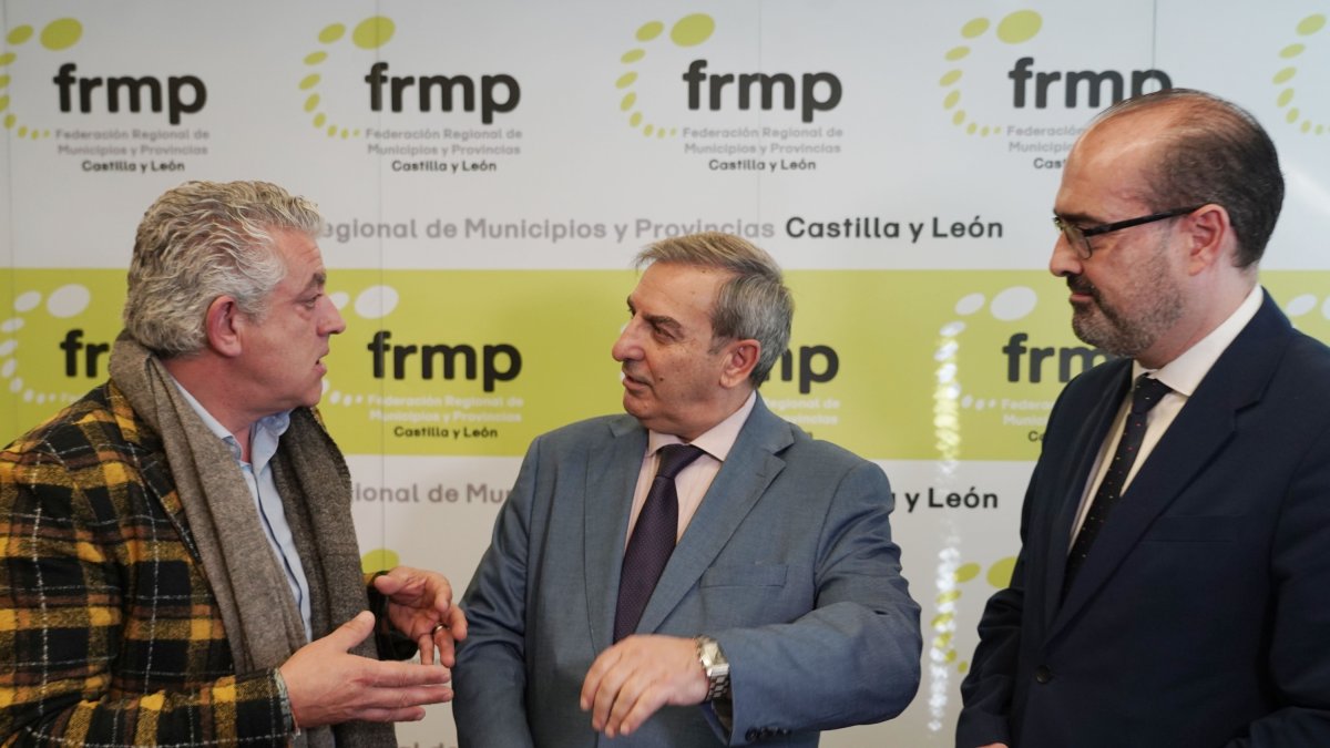 José Luis Sanz Merino, consejero de Movilidad y Transformación Digital, con el alcalde de Ponferrada y el vicepresidente de la FRMP.