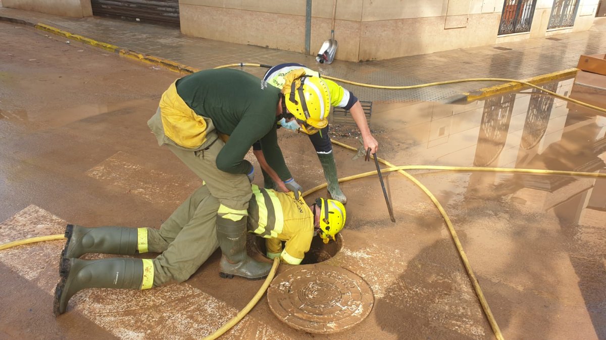 Así trabajan los 36 efectivos de León que ha enviado Medio Ambiente a la zona afectada por la dana