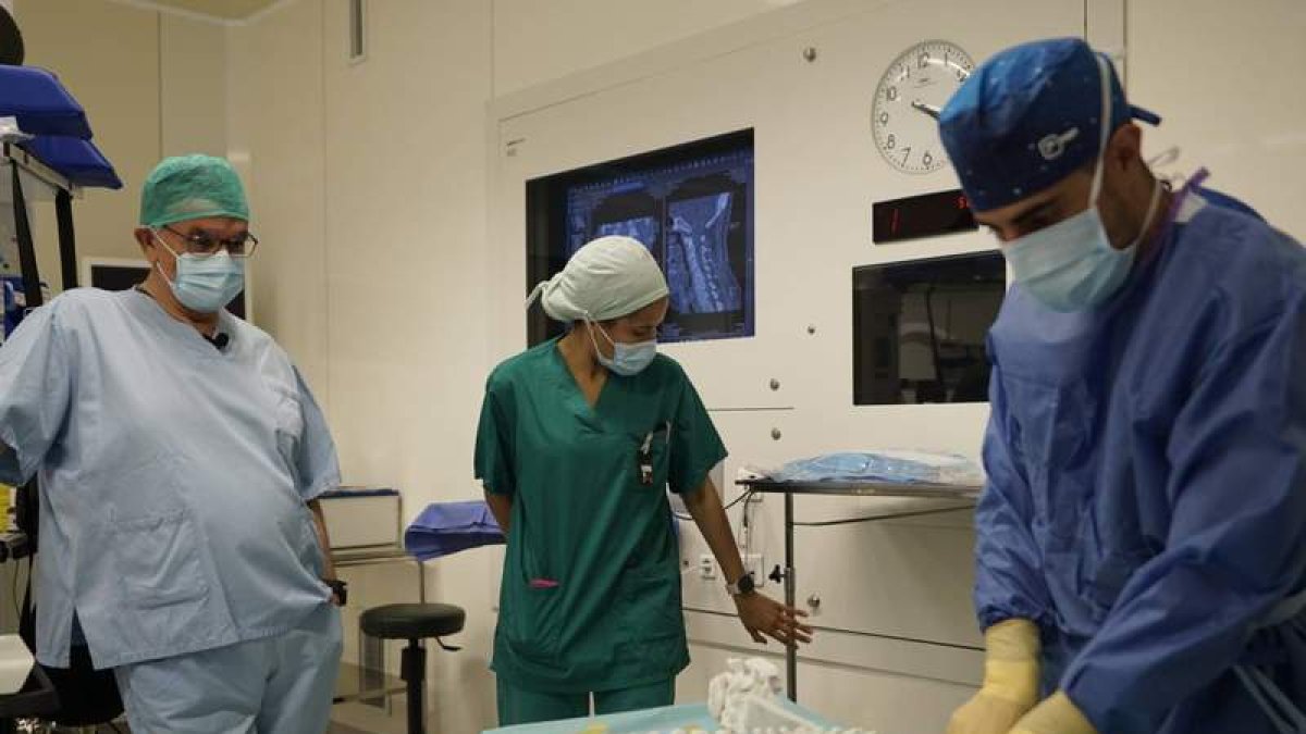 Las guías o plantillas en tres dimensiones están hechas de resinas polimerizadas biocompatibles y sirven para evitar una mala posición de los tornillos que se deben colocar.