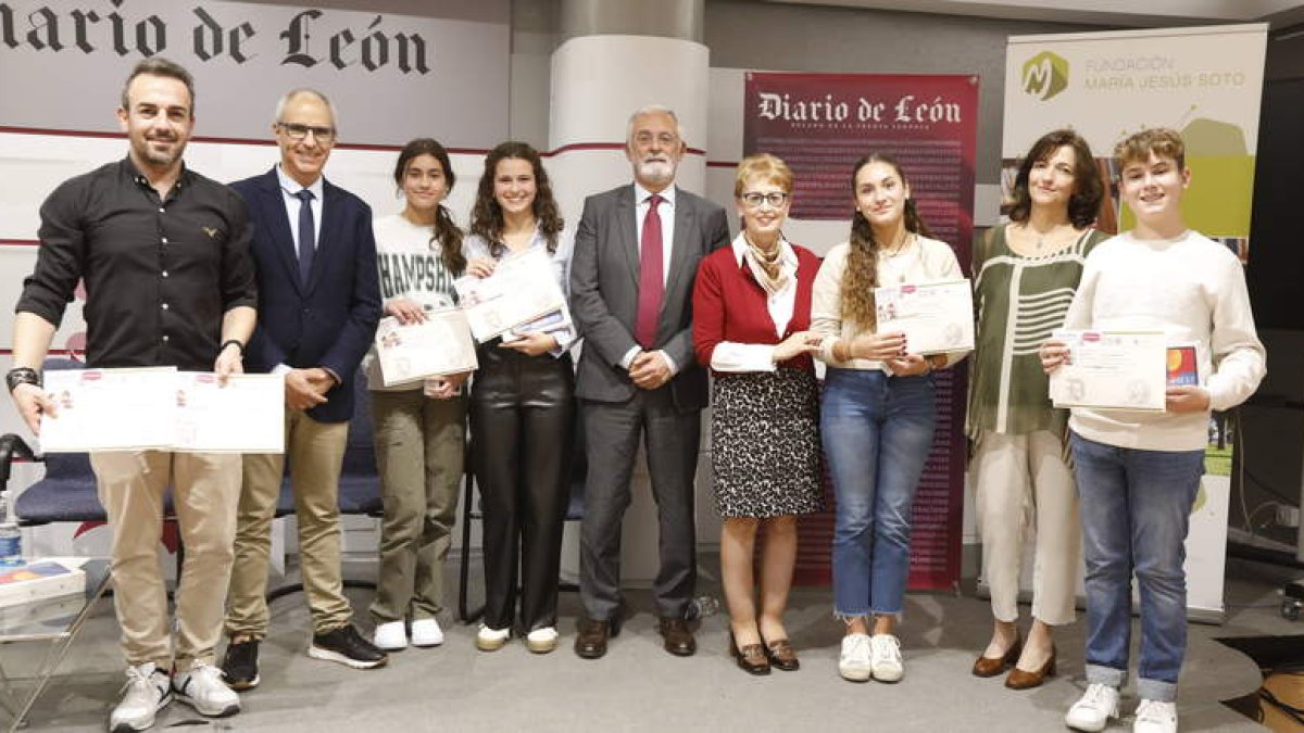 El Club de Prensa de Diario de León acogió anoche la entrega de los premios de la Fundación María Jesús Soto.  RAMIRO