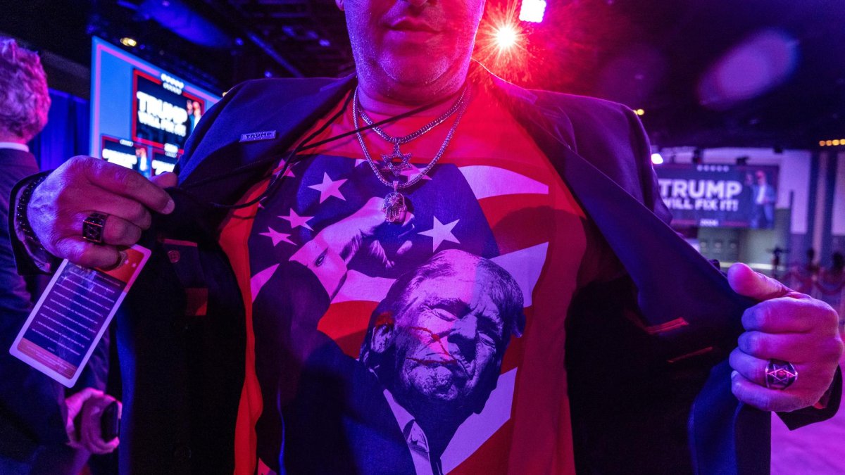 El candidato republicano a la Casa Blanca, Donald Trump, ganó en Carolina del Norte y Georgia, y lidera el recuento en el resto de los estados clave, lo que complica mucho las opciones de la demócrata Kamala Harris, aunque todavía sigue el conteo. EFE/Cristóbal Herrera-Ulashkevich