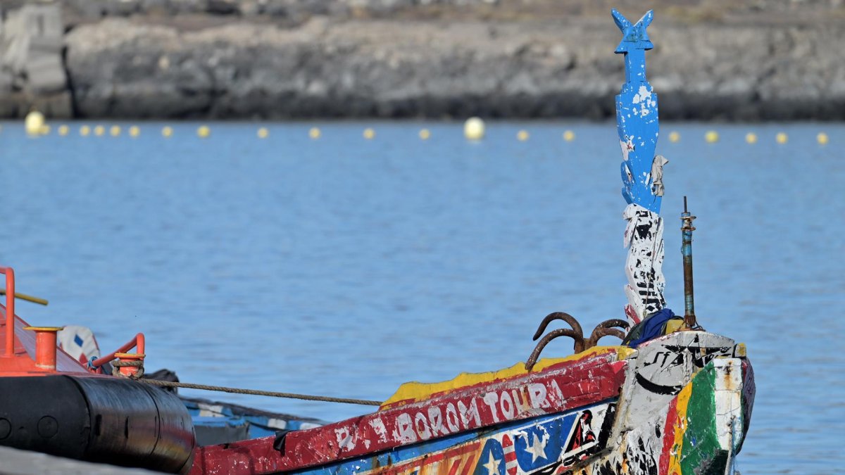 Imagen de archivo de un cayuco en el puerto de La Restinga (El Hierro). EFE/Gelmert Finol